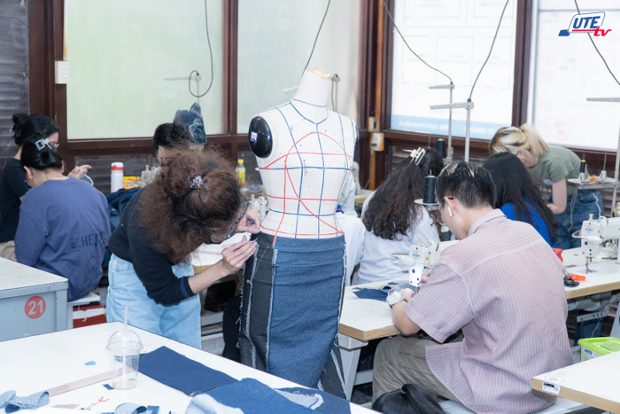 Sinh viên Trường Đại học Sư phạm kỹ thuật Thành phố Hồ Chí Minh xử lý chất liệu, cắt may và hoàn thiện sản phẩm. (Ảnh: website nhà trường) TKTT-SP.jpg
