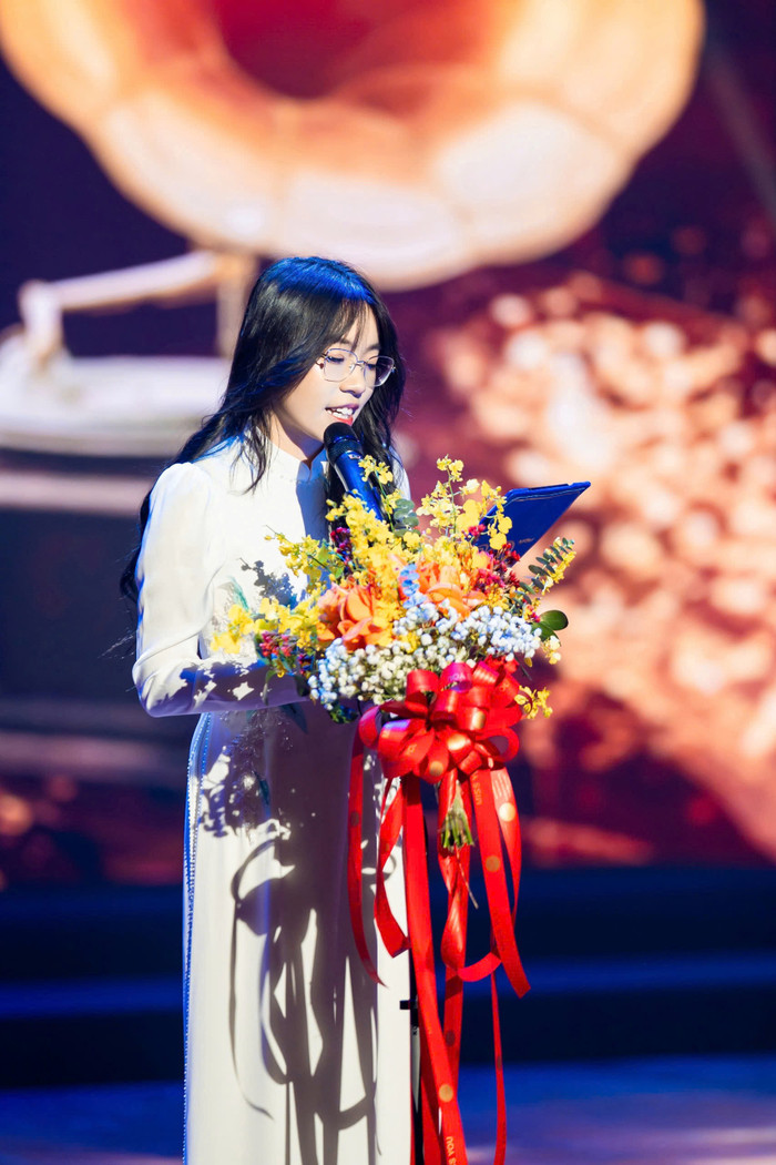 Cựu học sinh Đặng Vũ Ngọc Mai (lớp chuyên Anh C1 niên khóa 2016-2020) đại diện cho 20 thế hệ học sinh phát biểu chúc mừng nhà trường. 1..jpg