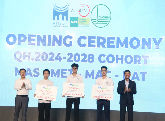 Lãnh đạo Trường Quản trị và Kinh doanh trao học bổng cho các sinh viên đạt danh hiệu thủ khoa đầu các ngành năm học 2024-2025. (Ảnh: Nhật Lệ) GDVN_HSB (12).JPG