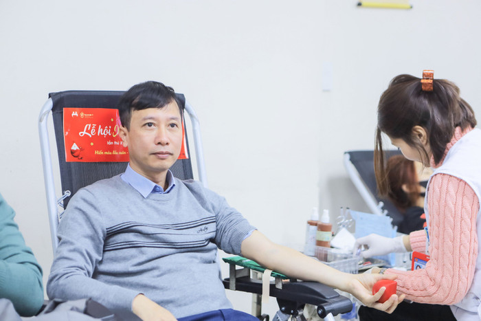 Thạc sĩ Trần Văn Tuyến – Phó Hiệu trưởng Trường Đại học Nguyễn Trãi tham gia hiến máu tình nguyện. GDVN_NGUYEN-TRAI (3).jpg