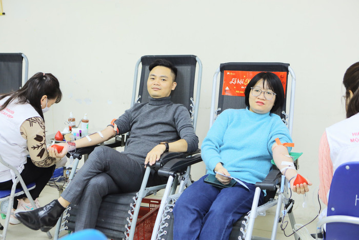 Nhiều cán bộ, giảng viên nhà trường cũng tích cực tham gia hiến máu trong sáng ngày 28/2. GDVN_NGUYEN-TRAI (1).jpg