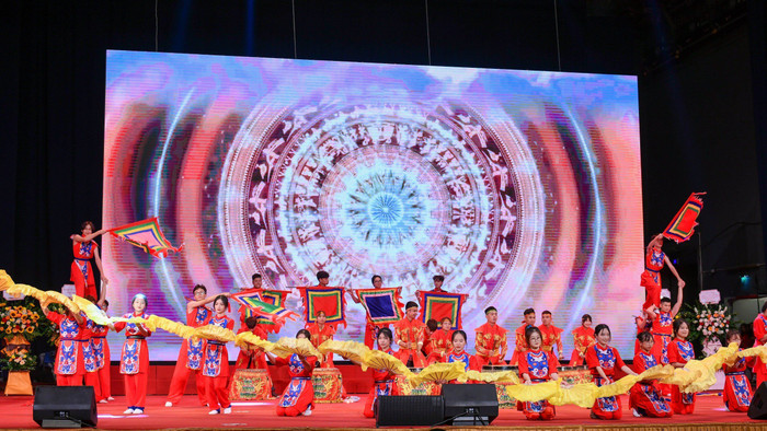 Sinh viên nhà trường biểu diễn tiết mục văn nghệ chào mừng. (Ảnh: Nhà trường cung cấp) Sinh viên nhà trường biểu diễn tiết mục văn nghệ chào mừng. (Ảnh: Nhà trường cung cấp)