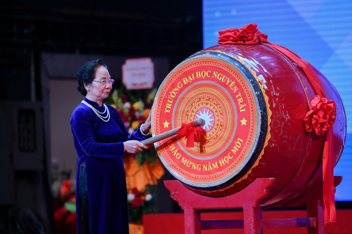Bà Nguyễn Thị Doan - nguyên Phó Chủ tịch nước đánh trống khai giảng năm học 2023-2024 của Trường Đại học Nguyễn Trãi. (Ảnh: Nhà trường cung cấp) Bà Nguyễn Thị Doan - nguyên Phó Chủ tịch nước đánh trống khai giảng năm học 2023-2024 của Trường Đại học Nguyễn Trãi. (Ảnh: Nhà trường cung cấp)