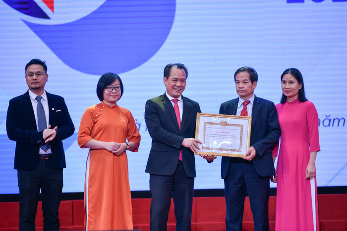 Đại diện nhà trường nhận giấy khen từ Đảng bộ khối các trường đại học, cao đẳng Hà Nội. (Ảnh: Nhà trường cung cấp) Đại diện nhà trường nhận giấy khen từ Đảng bộ khối các trường đại học, cao đẳng Hà Nội. (Ảnh: Nhà trường cung cấp)