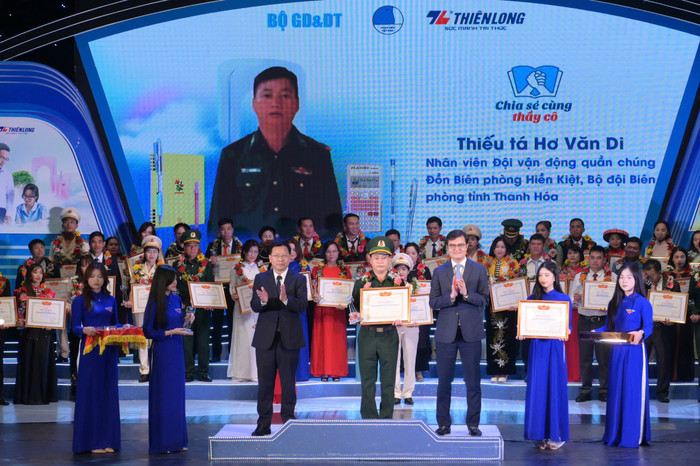 Thiếu tá Hơ Văn Di nhận bằng khen tại chương trình. z6036658981842_04b25cf7b4951876d62dfcf243c17ad3.jpg