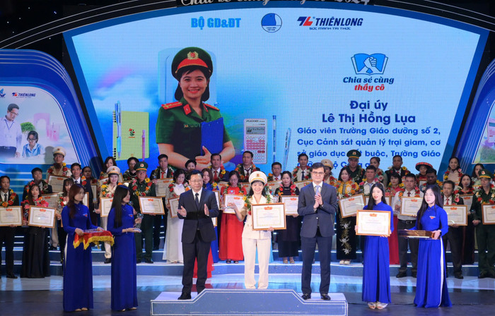 Đại úy Lê Thị Hồng Lựu nhận bằng khen tại chương trình. z6036658969963_b9c2eff9a806dd71f71588f8f0e5640d.jpg