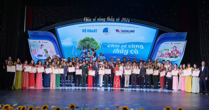 Năm 2024, chương trình "Chia sẻ cùng thầy cô" vinh danh 60 nhà giáo tiêu biểu. z6036658956804_0b3dc099a7d0567a8585bdc8fb9c2e77.jpg