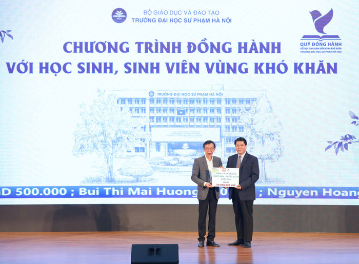 Nhà giáo ưu tú Đoàn Văn Ninh đại diện Công ty Cổ phần đầu tư Xuất bản - Thiết bị Giáo dục Việt Nam trao hỗ trợ tới quỹ của Trường Đại học Sư phạm Hà Nội. 130124_19.jpg