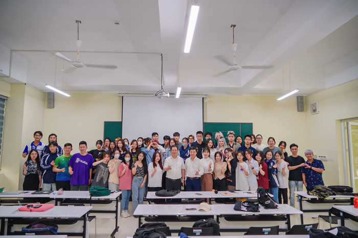 Việc học tập với các chuyên gia, diễn giả doanh nghiệp là hoạt động không thể thiếu của sinh viên Trường Quốc tế. Ảnh 13.JPG