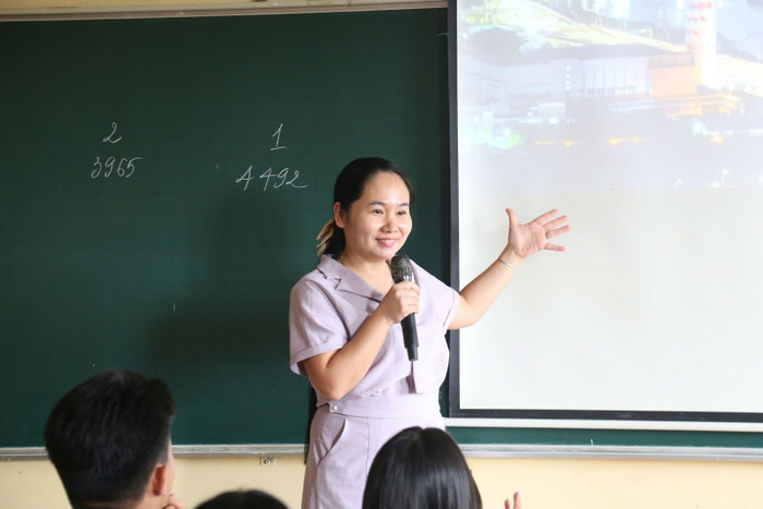 Theo cô Quyên, người thầy cần không ngừng học hỏi, tự làm mới mình, không chỉ trong kiến thức mà còn ở cách truyền đạt và tiếp cận học trò. (Ảnh: NVCC) unnamed (41).jpg