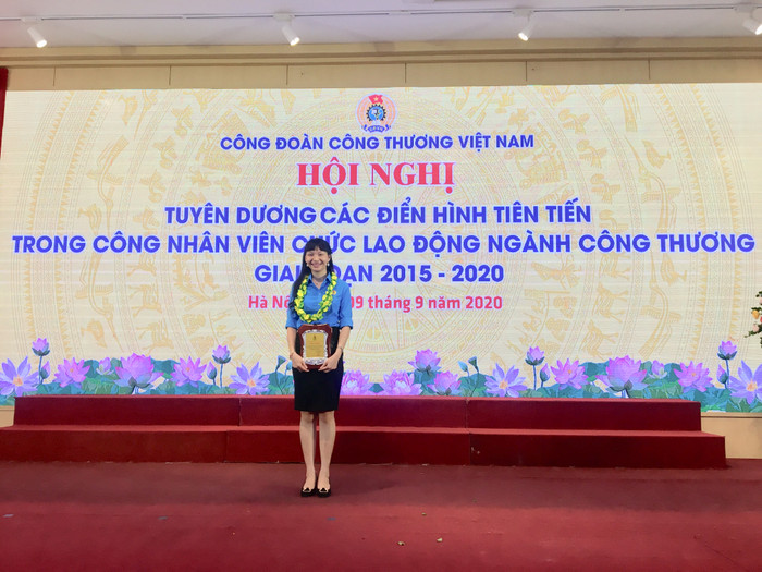 Phó Giáo sư, Tiến sĩ Vũ Thị Thu Nga nhận bằng khen của Công đoàn Công thương Việt Nam. (Ảnh: NVCC) IMG_5600.jpg