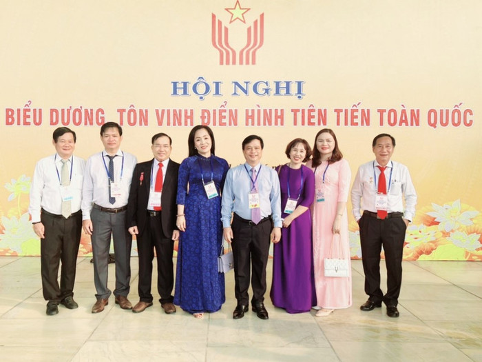 Cô giáo Nguyễn Thị Xuân Vinh (áo dài tím) và các đại biểu tỉnh Bình Định tham dự Hội nghị biểu dương, tôn vinh điển hình tiên tiến toàn quốc năm 2023. Ảnh: NVCC Ảnh 3.jpg
