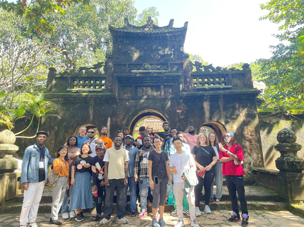 Hoạt động thực tế ngôn ngữ văn hoá của sinh viên quốc tế Trường Đại học Sư phạm - Đại học Đà Nẵng tại Ngũ Hành Sơn. (Ảnh: NTCC) Picture7.png