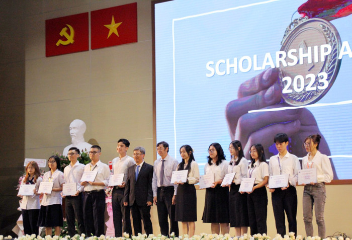 Sinh viên Trường Đại học Quốc tế, Đại học Quốc gia Thành phố Hồ Chí Minh nhận học bổng. (Ảnh: website nhà trường) Sinh viên Trường Đại học Quốc tế, Đại học Quốc gia Thành phố Hồ Chí Minh nhận học bổng. (Ảnh: website nhà trường)