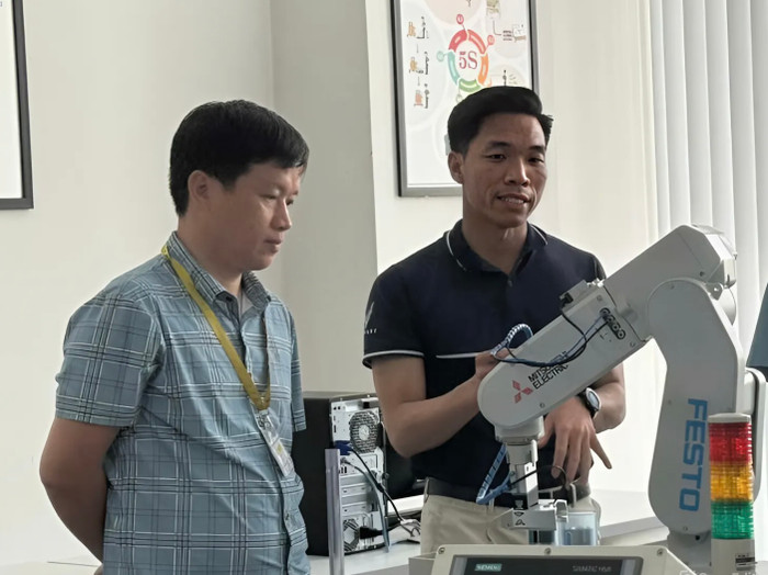 Tiến sĩ Đặng Thái Sơn - Viện trưởng, Viện Kỹ thuật và Công nghệ, Trường Đại học Vinh (trái). Ảnh: NVCC unnamed (86).jpg