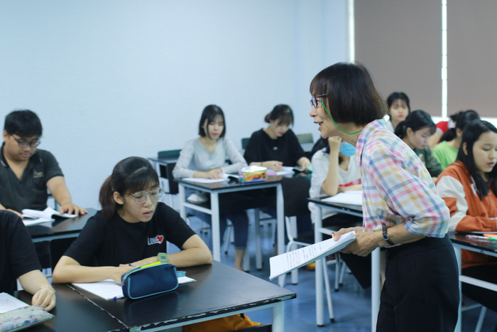Sinh viên Trường Đại học Lạc Hồng học tiếng Nhật với giảng viên nước ngoài. (Ảnh: NTCC) 0R7A8716.JPG