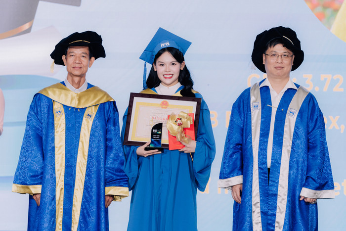 Trần Hoàng An, cử nhân ngành Marketing và Truyền thông là sinh viên tốt nghiệp xuất sắc duy nhất năm 2024 của Trường Quản trị và Kinh doanh. (Ảnh: NVCC) An6.JPG