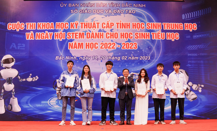 Học sinh Trường Trung học phổ thông Hàn Thuyên, Bắc Ninh nhận giải ở cuộc thi cấp tỉnh. (Ảnh: website nhà trường) Học sinh Trường Trung học phổ thông Hàn Thuyên, Bắc Ninh nhận giải ở cuộc thi cấp tỉnh. (Ảnh: website nhà trường)