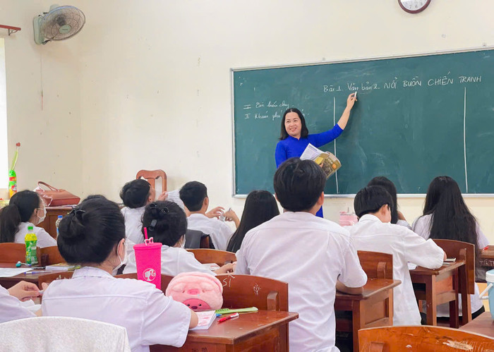 Cô Nguyễn Thị Duyên trong giờ lên lớp. (Ảnh: NVCC) unnamed (41).jpg