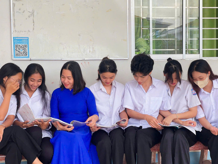 Cô Duyên chụp ảnh cùng các em học sinh Trường Trung học phổ thông Sông Đốc. (Ảnh: NVCC) unnamed (39).jpg