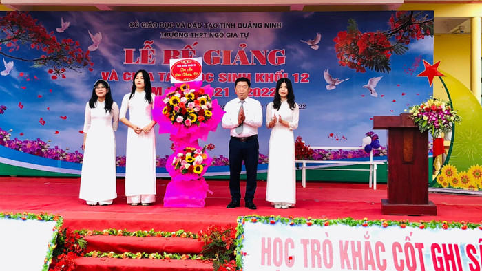 Thầy Nguyễn Quốc Huy (thứ 2 từ phải sang) - Hiệu trưởng Trường Trung học phổ thông Ngô Gia Tự. (Ảnh: website nhà trường) unnamed (37).jpg