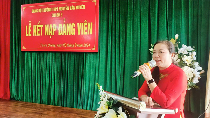 Thạc sĩ Nguyễn Thị Hòa - Bí thư Đảng bộ, Hiệu trưởng Trường Trung học phổ thông Nguyễn Văn Huyên. (Ảnh: NVCC) unnamed (36).jpg