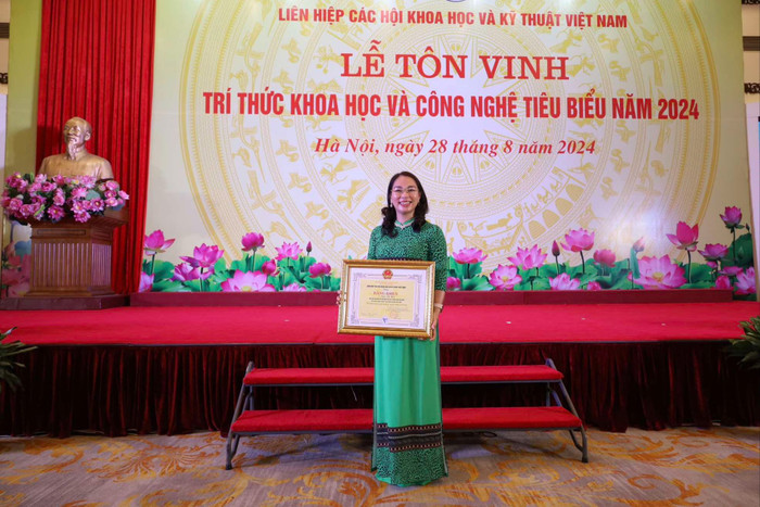Tiến sĩ Trần Thị Hòa, Chủ tịch Liên hiệp các Hội Khoa học và Kỹ thuật tỉnh Thái Bình được vinh danh tại Lễ tôn vinh trí thức khoa học và công nghệ tiêu biểu năm 2024. (Ảnh: NVCC) hoa4.jpg