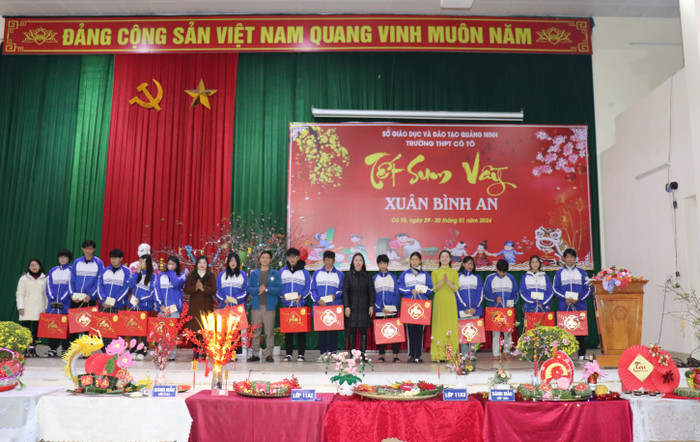 Trường Trung học cơ sở Cô Tô trao quà Tết cho các em học sinh. (Ảnh: NTCC) Trường Trung học cơ sở Cô Tô trao quà Tết cho các em học sinh. (Ảnh: NTCC)