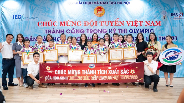 Lãnh đạo và thầy cô Trường Newton chúc mừng đoàn học sinh chiến thắng trở về từ kỳ thi IMSO 2024. 7anh-3-nt.jpg