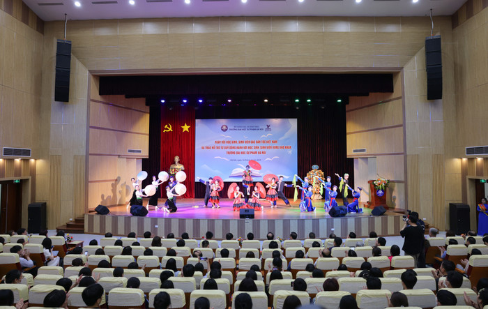 Toàn cảnh ngày hội học sinh, sinh viên các dân tộc Việt Nam và trao hỗ trợ từ quỹ đồng hành với học sinh, sinh viên vùng khó khăn. GDVN_NXB (4).jpg