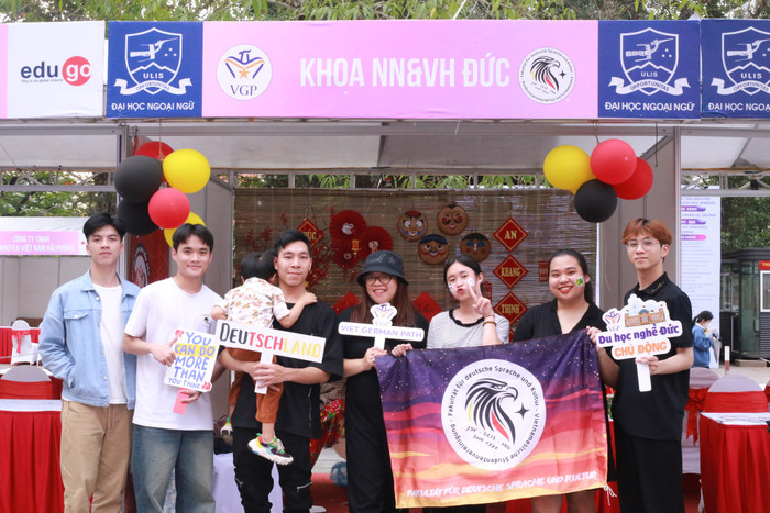 Hoạt động của Khoa Ngôn ngữ và Văn hóa Đức tại Ngày hội việc làm ULIS JOB FAIR 2024. (Ảnh: website Trường Đại học Ngoại ngữ - Đại học Quốc gia Hà Nội) 420813755_869352355199687_8057115402670251846_n.jpg