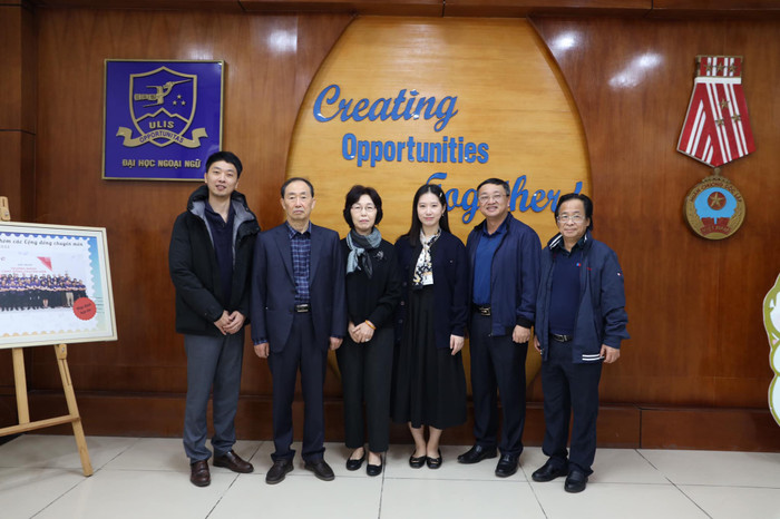 Tiến sĩ Ko Dong Hyun đang giữ vai trò Quản lý dự án tại Trung tâm Hợp tác Công nghệ giáo dục Quốc tế (ICE - ULIS - VNU) của Trường Đại học Ngoại ngữ - Đại học Quốc gia Hà Nội. (Ảnh: NVCC) 319187536_1525574991286780_3468789055298418712_n.jpg