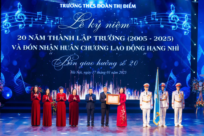 Bà Võ Thị Ánh Xuân, Phó Chủ tịch nước Cộng hòa Xã hội Chủ nghĩa Việt Nam trao Huân chương Lao động hạng Nhì cho nhà trường. 2.jpg