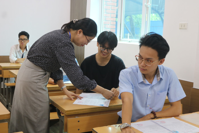 Sau khi hoàn thành việc thu bài thi, các giám thị kiểm tra, xếp bài thi của từng thí sinh theo thứ tự tăng dần của số báo danh trong phòng thi. (Ảnh minh họa: Doãn Nhàn) GDVN_THI-TOT-NGHIEP (2).JPG