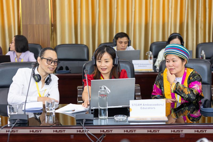 Cô Dính (bên phải) cùng các đại biểu trong tọa đàm “Triết lý học tập Scratch - Thúc đẩy và Trải nghiệm mô hình học tập sáng tạo” tại Đại học Bách khoa Hà Nội. (Ảnh: website Đại học Bách khoa Hà Nội) Cô Dính (bên phải) cùng các đại biểu trong tọa đàm “Triết lý học tập Scratch - Thúc đẩy và Trải nghiệm mô hình học tập sáng tạo” tại Đại học Bách khoa Hà Nội. (Ảnh: website Đại học Bách khoa Hà Nội)