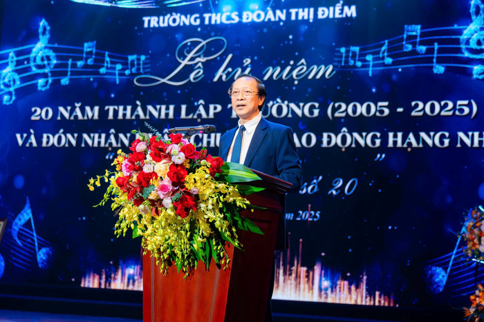Thứ trưởng Bộ Giáo dục và Đào tạo Phạm Ngọc Thưởng gửi lời chúc mừng thầy và trò Trường Trung học cơ sở Đoàn Thị Điểm. 3.jpg