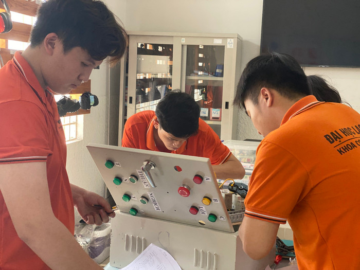 Sinh viên Trường Đại học Lạc Hồng thực hành môn học. (Ảnh: NTCC) z5124094510265_2ecaebca2c66af1f35dc23a8d6378847.jpg
