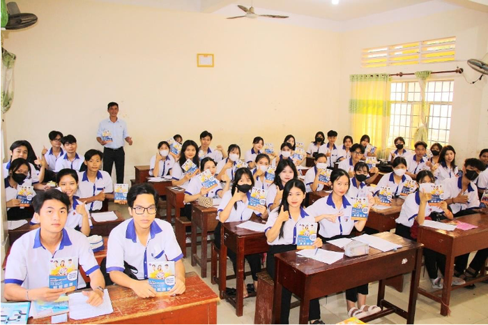 Cán bộ, giảng viên Trường Cao đẳng Kiên Giang tư vấn tuyển sinh. (Ảnh: NTCC) unnamed (25).png