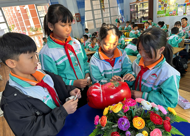 Háo hức khi mỗi sáng cùng nhau “nuôi heo”. Picture13.png