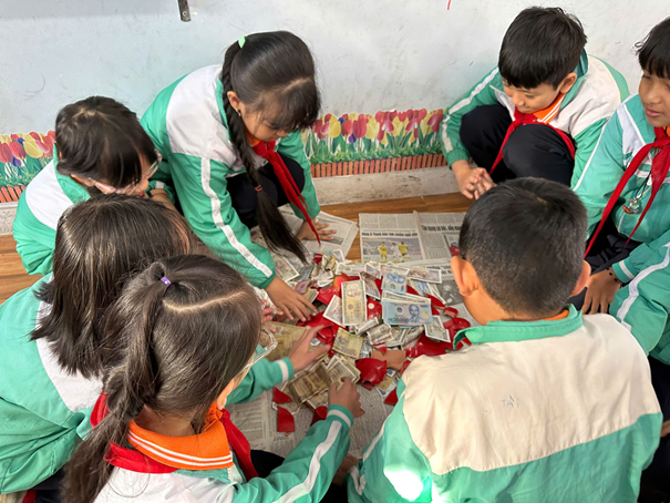 Cả lớp cùng đếm thành quả sau thời gian quyên góp. Picture12.png