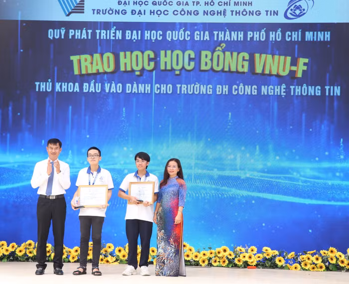 Nguồn tài trợ của quỹ được sử dụng một phần vào hoạt động trao học bổng cho sinh viên. (Ảnh: website Đại học Quốc gia Thành phố Hồ Chí Minh)