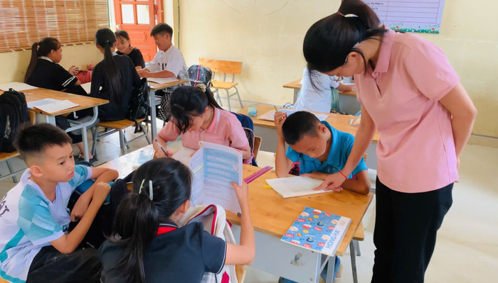 Giáo viên Trường Tiểu học và Trung học cơ sở xã Tân Đoàn, huyện Văn Quan, tỉnh Lạng Sơn hướng dẫn học sinh học theo chương trình giáo dục phổ thông 2018. (Ảnh: NTCC) z5801212015113_08ed659b897f89f85492141ea299b57f.jpg