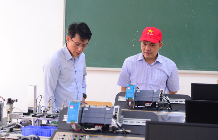 Phó Giáo sư, Tiến sĩ Đỗ Văn Trường (bên trái) trong một buổi kiểm tra chất lượng thiết bị thực hành cho sinh viên. (Ảnh: NVCC) unnamed (4).jpg