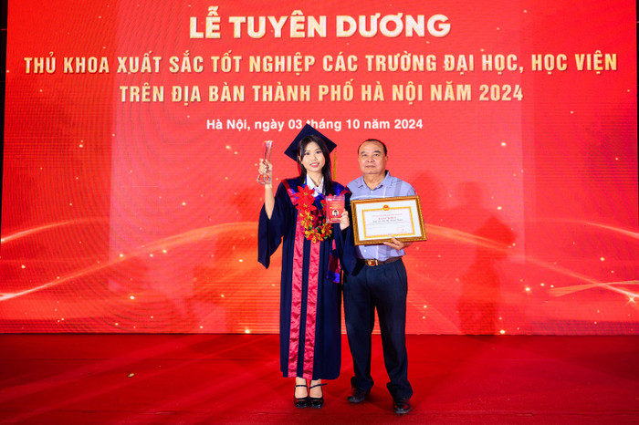 Khánh Huyền chụp ảnh cùng bố tại Lễ tuyên dương thủ khoa xuất sắc tốt nghiệp các trường đại học, học viện trên địa bàn Thành phố Hà Nội. (Ảnh: NVCC) unnamed (14).jpg