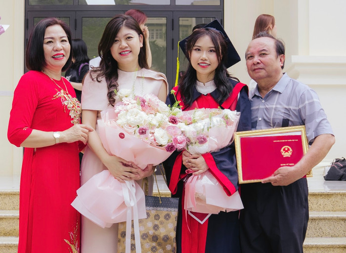 Khánh Huyền chụp ảnh cùng cố vấn học tập - cô Nguyễn Thị Thu Trà và bố mẹ tại ngày tốt nghiệp. (Ảnh: NVCC) unnamed (15).jpg