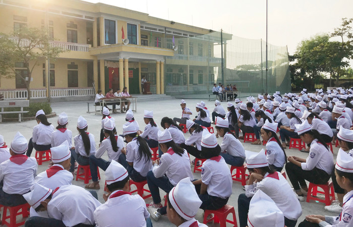 Trường Tiểu học và Trung học cơ sở Đông Xuyên trong buổi lễ kỷ niệm 190 năm ngày thành lập huyện Tiền Hải. Ảnh: website nhà trường. img-0282-5809-2013.jpg