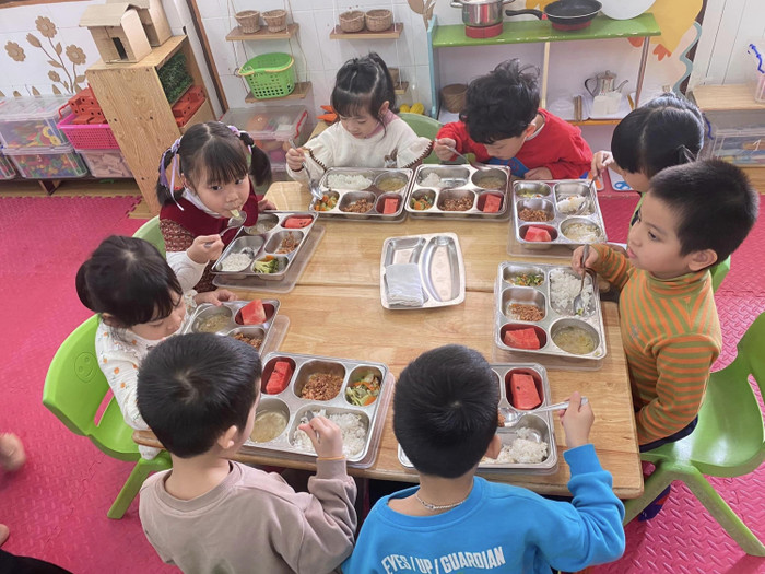 Một bữa ăn của học sinh Trường Mầm non Hàng Đào. (Ảnh: website nhà trường) hang-dao-bua-an.jpg