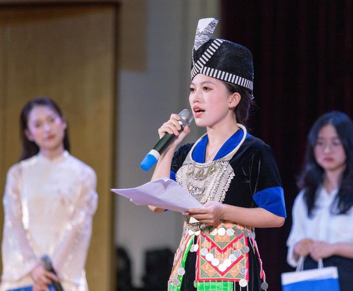 Bạn Xồng Vi Va, sinh viên K71A2 khoa Giáo dục Tiểu học đại diện cho các bạn sinh viên phát biểu. GDVN_NXB (7).jpg