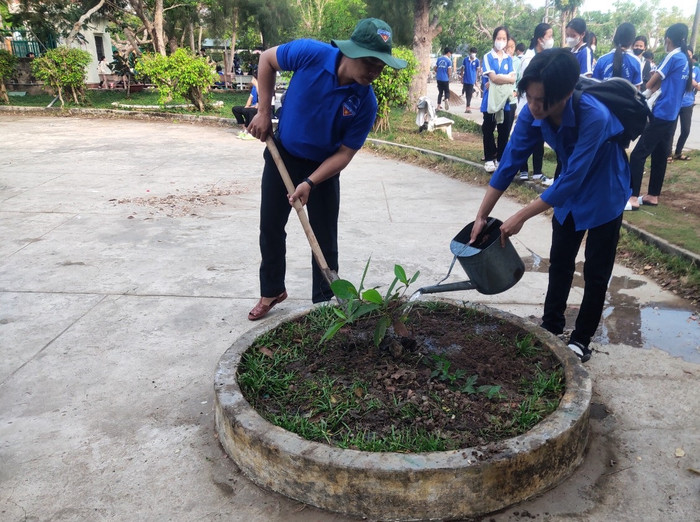 Thầy Huy tích cực hướng dẫn các bạn học sinh tham gia công tác đoàn ở trường. (Ảnh: NVCC) z5244038129977_9e63e814b32ce1becb278125c5850a9f.jpg