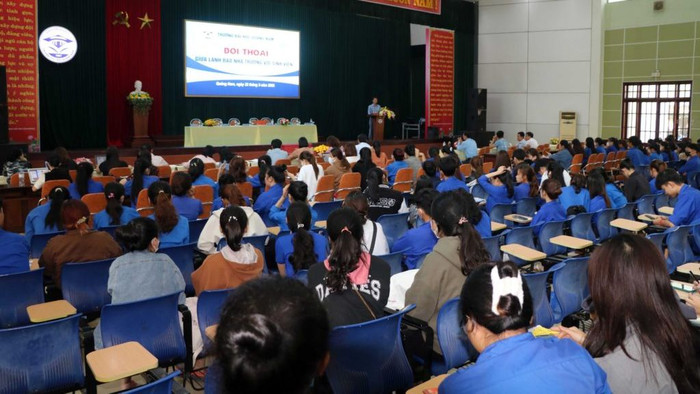 Hoạt động đối thoại sinh viên của Trường Đại học Quảng Nam để tháo gỡ những khó khăn. (Ảnh: website nhà trường) Hoạt động đối thoại sinh viên của Trường Đại học Quảng Nam để tháo gỡ những khó khăn. (Ảnh: website nhà trường)